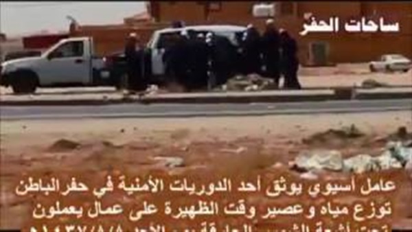 بالفيديو.. رجل شرطي يوزع عصائر على العمال في السعودية