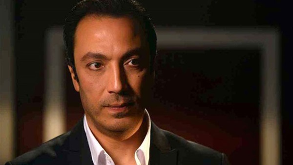 «شهادة ميلاد» ضار بصحة «طارق لطفي»