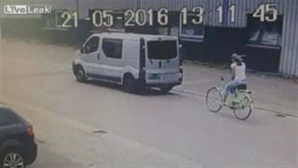 بالفيديو.. قيادة دراجة يعرض فتاة حسناء لموقف محرج 