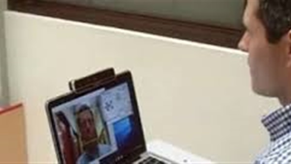 تعابير الوجه للتحكم بكرسي مرضى الشلل الكلي