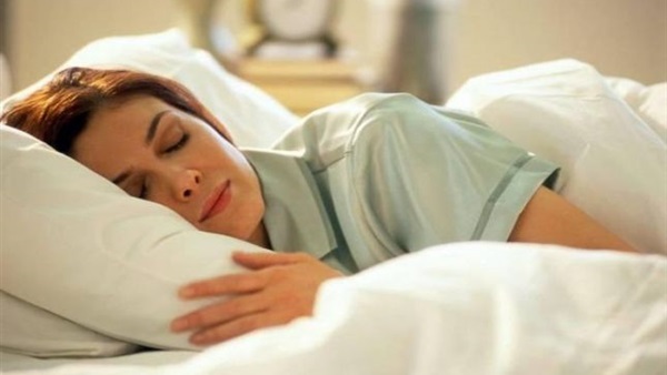 لماذا تنام المرأة أكثر من الرجل؟