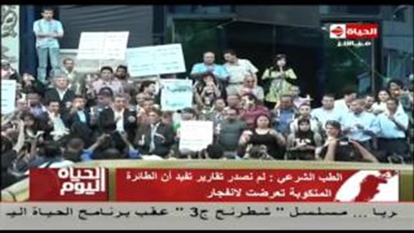 بالفيديو.. إضاءة الشموع على سلم الصحفيين حدادًا على ضحايا الطائرة المصرية
