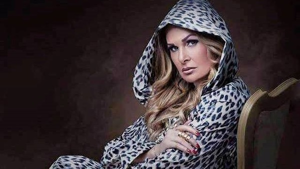 بالصور.. يسرا تعود لجمهورها بإطلالة جرئية 
