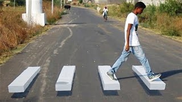 بالفيديو.. شاب يستخدم أرضيات 3D على الطريق