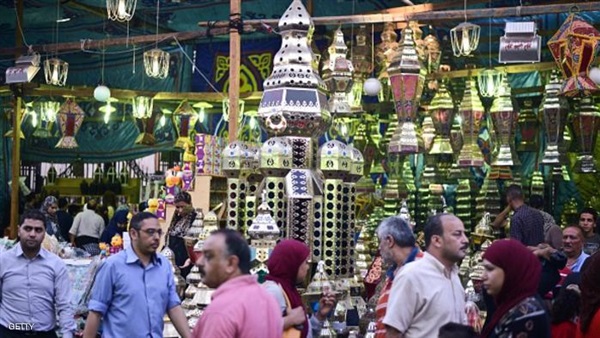 بالفيديو.. فوانيس رمضان «بدون زبائن».. وبائع: الدولار زود الأسعار