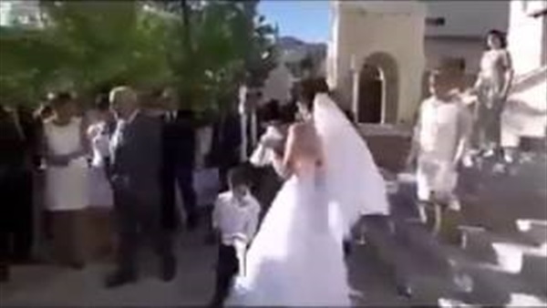 بالفيديو.. عروس تشعل حفل زفافها بسبب رومانسيتها 