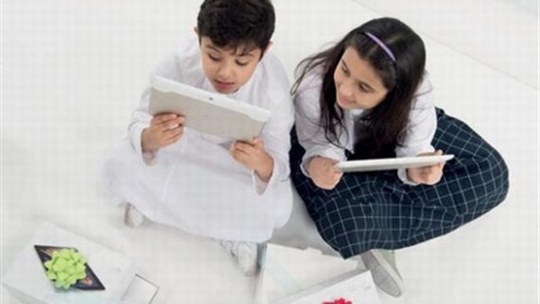 الأطباء يحذرون من التأثيرات السيئة لجهاز "التابلات" على الأطفال