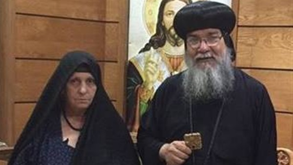 «الفتنة الطائفية» فى محافظة المنيا.. تجريد قبطية من ملابسها تثير غضب البابا «تواضروس».. مطالبات بعدم استغلال الواقعة لإشعال النيران بين الأقباط والمسلمين.. ورئيس الطائفة الانجيلية يطالب بتطبيق القانون