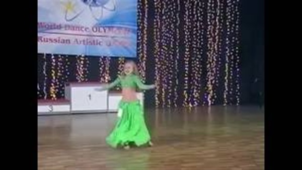 بالفيديو.. طفلة تشعل مواقع التواصل الاجتماعي بوصلة رقص بلدي