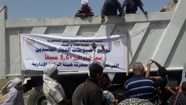 بالصور.. توزيع الأرز داخل سيارات «الإنقاذ والطوارىء» ببورسعيد 