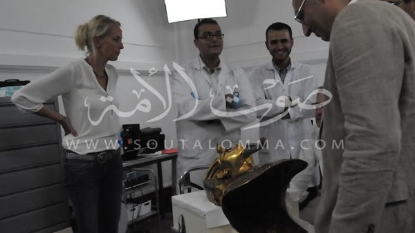 بالصور.. وزير الآثار يكشف مراحل ترميم "الملك توت" 