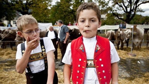 مدينة تسمح فيها قوات الأمن رسميا بتدخين الأطفال للسجائر