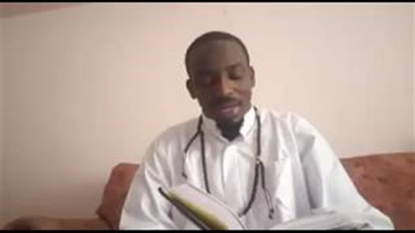 شاهد.. كوفي يتلو القرآن الكريم 
