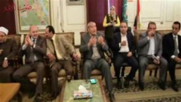 بالفيديو.. لقاء موسع لمحافظ «عروس الصعيد» لحل أزمة «سيدة المنيا»