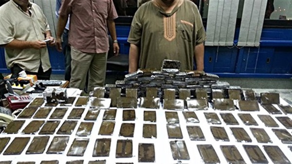 أمن المنصورة بضبط تشكيل عصابي وبحوزتة 133 قطعة حشيش
