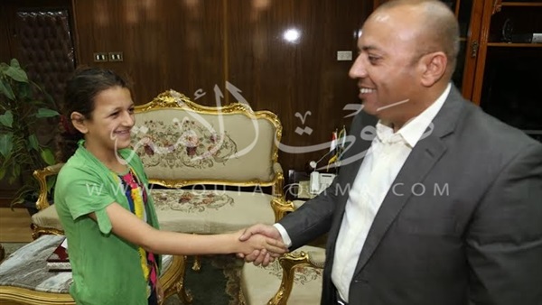 بالصور..محافظ المنوفية يكرم الطفلة «فاطمة» لردها 24 ألف جنيه