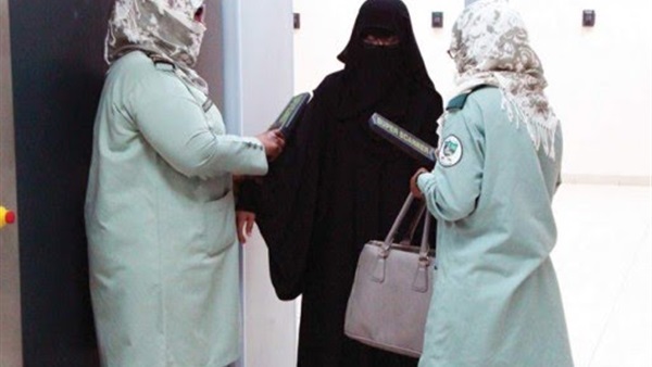 فتاة ترفض التفتيش بالسعودية والسبب بواقي الطعام