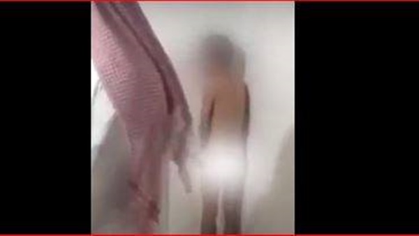 بالفيديو.. «الغيطي» يفقد أعصابه بعد تعرية وتعذيب مصري بالكويت