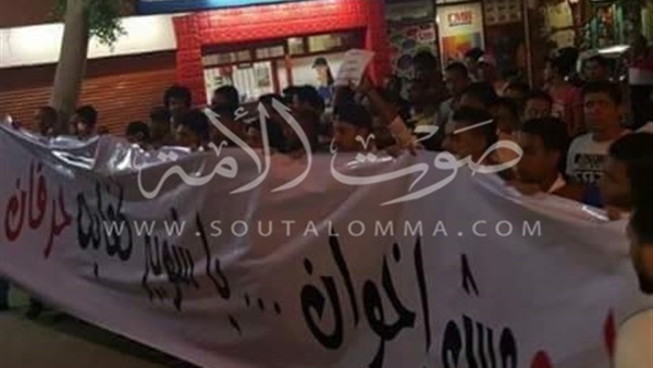 بالصور.. جماهير الزمالك في السويس تهاجم «شوبير»