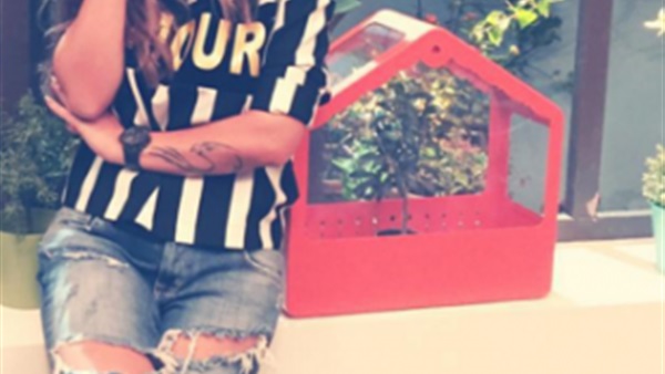 بالصور.. النجمات يفضلن "الجينز المقطع" 