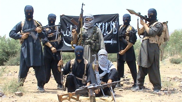 القاعدة تعاود السيطرة على أحياء عدن