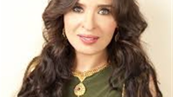 بالفيديو.. وصلة «رقص» لدنيا بطمة وزوجها تشعل «فيس بوك»