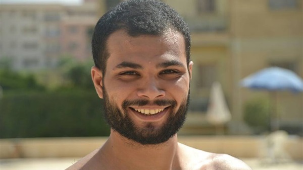 أحمد عبدالله محمود يتاجر في الموبايلات بـ«الأسطورة»