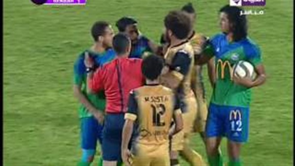 بالفيديو.. إشتباكات بين لاعبي المقاصة والإنتاج