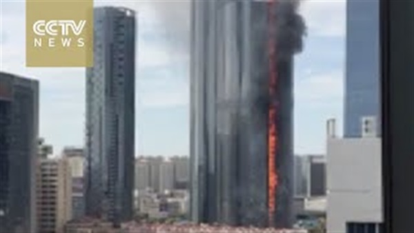 بالفيديو.. اندلاع حريق هائل في «ناطحة سحاب»