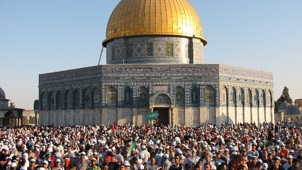 300 فلسطيني يغادرون غزة للصلاة في الأقصى