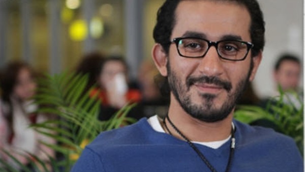 بالصورة.. أحمد حلمي يروج لمسلسله «مين معايا»