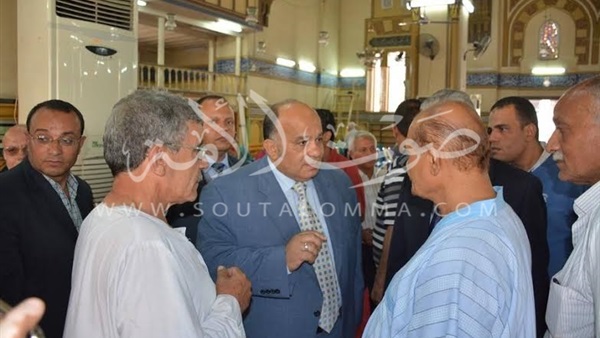بالصور.. «محافظ الدقهلية» يؤدي صلاة الجمعة بمسجد النصر