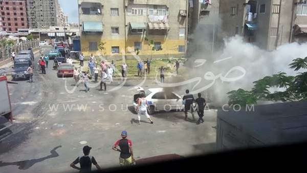 بالصور.. النيران تلتهم سيارة «تاكسي» بمناخ بورسعيد