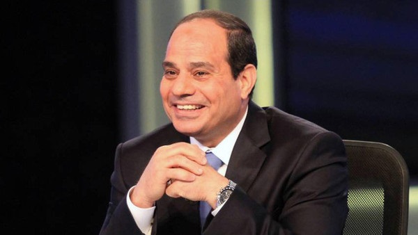بالفيديو.. «السيسي» يضحك بسبب «دعاء الأم لابنها»