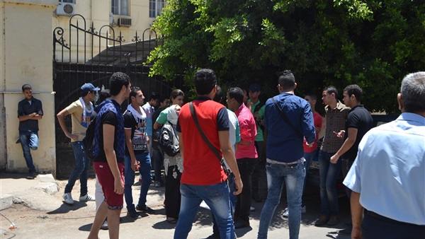 بالصور.. وقفة لطلاب الثانوية بكفر الزيات احتجاجًا على درجات السلوك