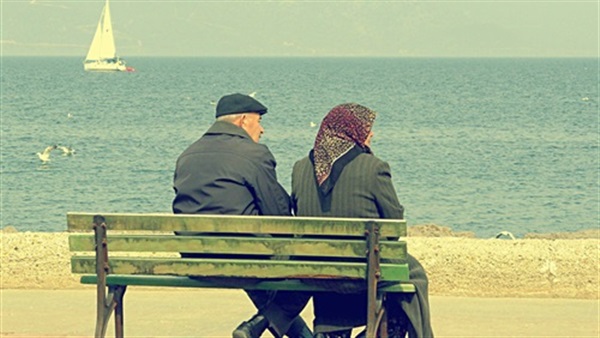 10 ساعات تفصل بين وفاة زوجين لم يفترقا خلال 68 عاما