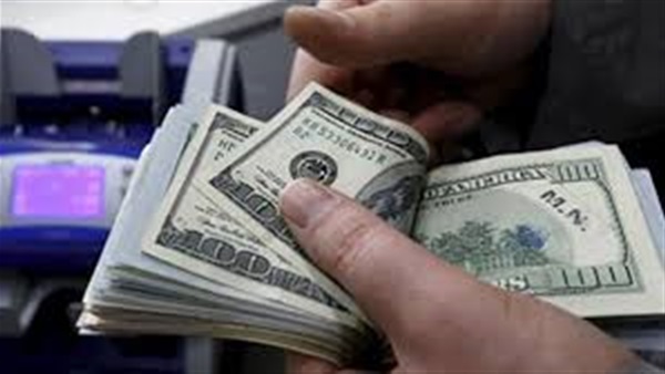 الدولار يسجل أكبر انخفاض يومي في 4 أشهر بعد بيانات ضعيفة