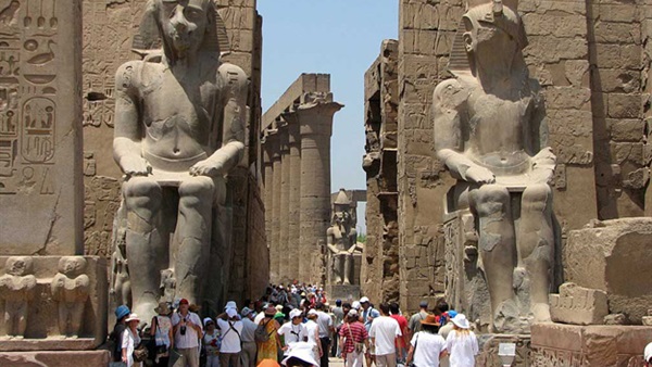 وفد طلابي من جامعة كندا يزور الأقصر