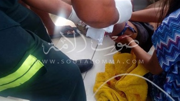 بالصور.. «القرش» يلتهم قدم طالب بالسويس.. خرج لقضاء أجازة هربا من حرارة الشمس.. أصدقاءه يسرعون للحاق به بالمستشفى العام.. و«الإنقاذ البحري» يصدر قرارات وقائية للحماية من الأسماك المفترسة 