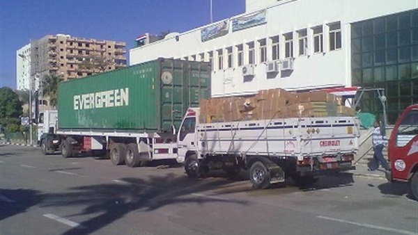 جمارك بورسعيد تحبط محاولة تهريب كميات كبيرة من الملابس الجاهزة