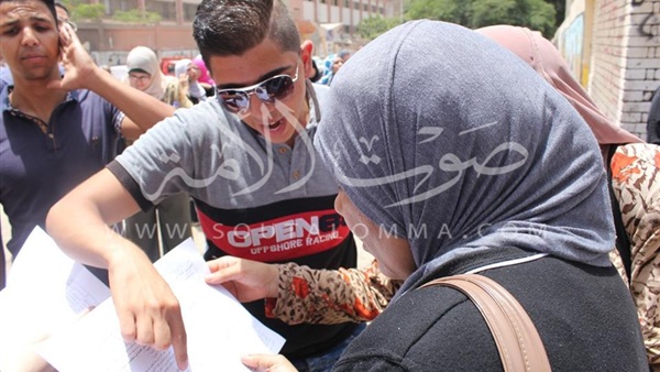 بالصور.. ارتياح بين طلاب الثانوية العامة بعد انتهاء اللغة العربية 