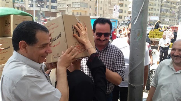 بالصور.. توزيع «كراتين رمضان» على مواطني المحلة