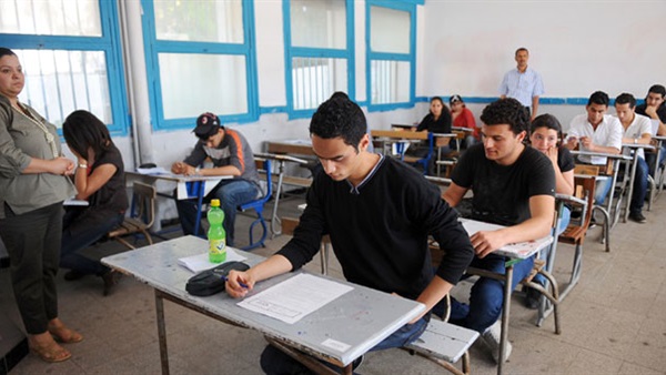 بالفيديو والصور.. تفاصيل أول يوم امتحان لطلاب الثانوية العامة..تسريب مادتين «التاريخ واللغة العربية».. حالات إغماء بين طالبات عين شمس..غياب الأمن عن لجان شبرا.. الداخلية:تضبط والد أدمن«بالغش اتجمعنا» 