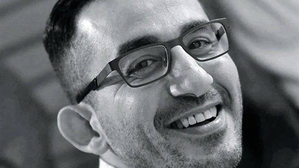 بالفيديو.. احمد حلمى يغنى تتر مسلسله الإذاعى «مين معايا»
