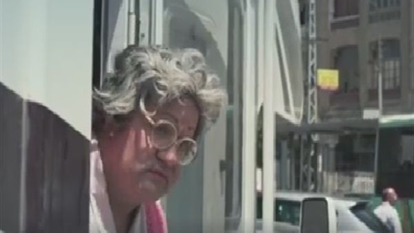 بالفيديو.. ادوارد يتقمص دور سيدة عجوز وحارس أمن فى برنامجه" أوعى يجيلك ادوارد"