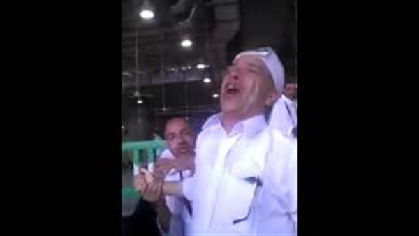 بالفيديو.. كفيف يعود إليه بصرة خلال أول تراويح رمضان في مكة 