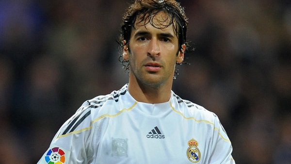 جماهير ريال مدريد تحتفل بالأسطورة راؤول بعد عودته