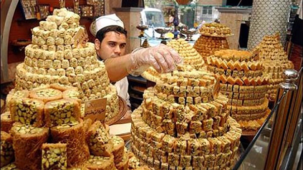 7 أنشطة تجارية خارج الخدمة فى نهار رمضان.. «مطاعم الكشري» تسرح العماله بعد تجمد عملها.. «السينما» تنتظر «عيد الفطر» لإحياء شاشات عرضها.. و«محال الخمور» تعلن التوبة لحين عودة المسكرين بعد آذان المغرب