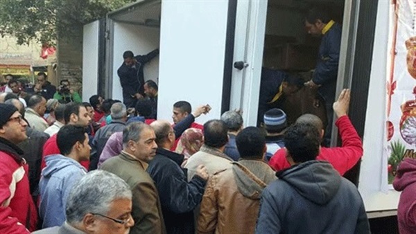 «التموين» تضبط 3 أشخاص لقيامهم ببيع الدواجن المدعمة بالسوق السوداء