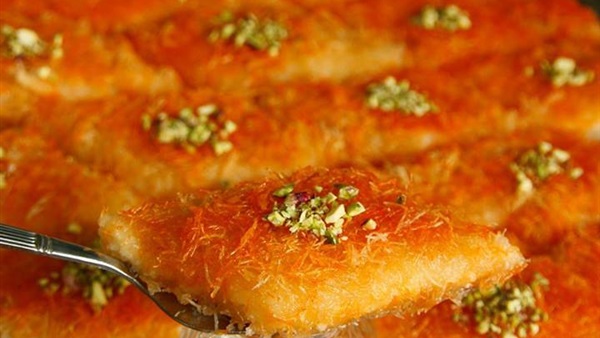 أصل حلويات رمضان.. «الكنافة» يرجع تسميتها إلى اللغة الشركسية.. «القطائف» يعود أصل تسميتها لتشابة ملمسها بملمس قماش القطيفة.. «قمر الدين» أصوله شامية.. ويرجع أصل التسمية إلى أول من صنعه